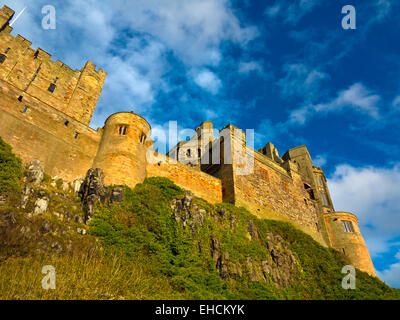 Vue de dessous du château de Bamburgh Northumberland England UK accueil de la famille Armstrong Banque D'Images