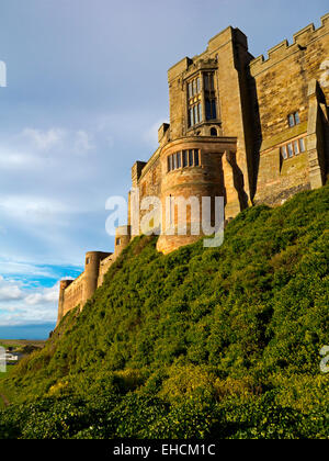 Vue de dessous du château de Bamburgh Northumberland England UK accueil de la famille Armstrong Banque D'Images