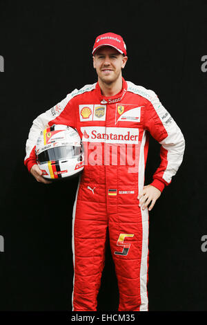 Melbourne, Australie. 12Th Mar, 2015. SEBASTIAN VETTEL de l'Allemagne et la Scuderia Ferrari pose pour les photographes lors des préparatifs de la Grand Prix d'Australie 2015 au circuit d'Albert Park à Melbourne, Australie. Credit : James/Gasperotti ZUMA Wire/Alamy Live News Banque D'Images