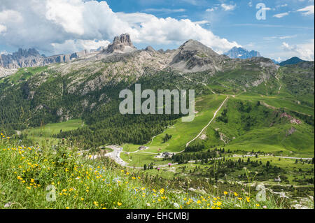 Route de col Falzarego, en haut le Cinque Torri rock formation, Dolomites, Cortina d'Ampezzo, Veneto, Italie Banque D'Images