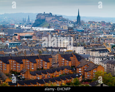 Vue depuis le siège d'Arthur à travers le centre-ville d'Édimbourg en Écosse UK vers le château de maisons modernes et appartements visible ci-dessous Banque D'Images