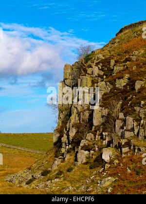 Peel Crags près de Steel Rigg avec une section du mur d'Hadrien, visibles au-dessus dans le Northumberland National Park North East England UK Banque D'Images