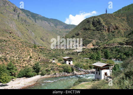 Un pont a été construit sur une rivière entre Paro et Thimphu, Bhoutan, le 6 octobre 2011. Banque D'Images