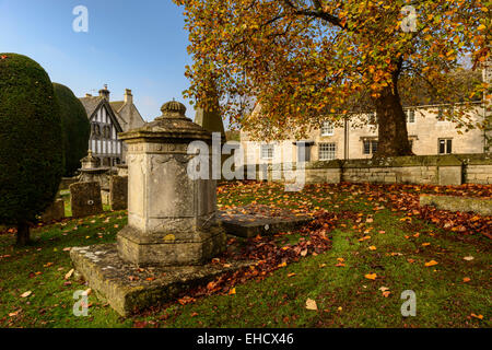 Les bâtiments en pierre de Cotswold et St Mary's Churchyard en automne, Painswick, Gloucestershire, Royaume-Uni Banque D'Images