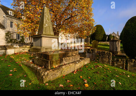 Les bâtiments en pierre de Cotswold et St Mary's Churchyard en automne, Painswick, Gloucestershire, Royaume-Uni Banque D'Images