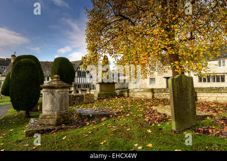 St Mary's et le cimetière Lychgate dans le village de Cotswold Painswick en automne, Gloucestershire, Royaume-Uni Banque D'Images