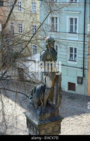 La statue en grès de chevalier Bruncvik sur le pilier du Pont Charles à Prague, République tchèque. Statue a été recréé par Simek Banque D'Images