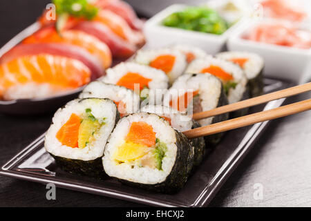 Rouleaux de sushi délicieux servi sur la plaque noire et la pierre Banque D'Images