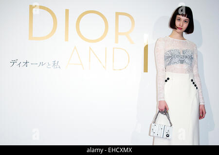 'Dior et j' Movie Talk Show spécial le 12 mars 2015, Tokyo, Japon. Yuka modèle Mizuhara portant la marque de mode printemps-été 2015 Dior pose pour la Collection appareils photo numériques à l'occasion de parler du film "Dior & I" au Bunkamura Theatre à Shibuya. Le film hits les salles à travers le Japon le 14 mars. © Rodrigo Reyes Marin/AFLO/Alamy Live News Banque D'Images