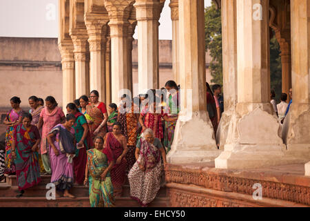 Visiteurs à la salle des colonnes du Fort Rouge à Agra, Uttar Pradesh, Inde, Asie Banque D'Images