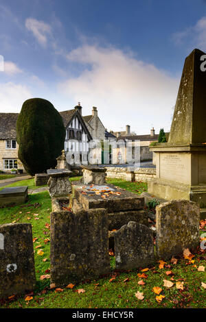 St Mary's et le cimetière Lychgate dans le village de Cotswold Painswick en automne, Gloucestershire, Royaume-Uni Banque D'Images