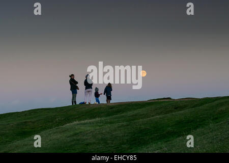 Deux femmes et des enfants dans le contexte de la lune sur une colline, camp britannique, Worcestershire, Royaume-Uni Banque D'Images