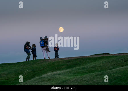 Deux femmes et des enfants dans le contexte de la lune sur une colline, camp britannique, Worcestershire, Royaume-Uni Banque D'Images