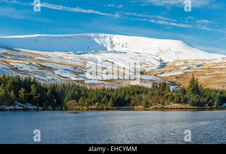 Fan Fawr Hill ou la montagne dans le parc national de Brecon Beacons photographié à travers le réservoir de balises en hiver Banque D'Images