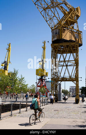 L'ARGENTINE, Buenos Aires, Puerto Madero, cycliste ci-dessous grue redondants Banque D'Images