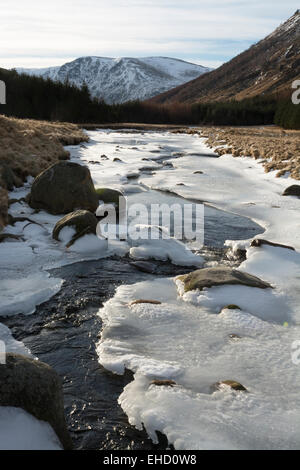 Icy river north esk glen doll cairngorms sud Banque D'Images