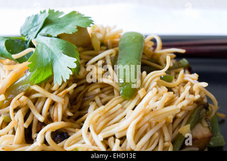 Gebratene Nudeln - nouilles frites Banque D'Images