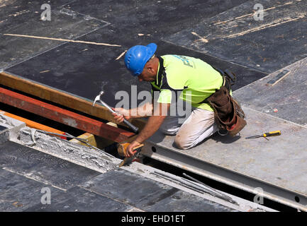 (150312) -- SYDNEY, 12 mars 2015 (Xinhua) -- un homme travaille sur un site de construction à Sydney, Australie, le 12 mars 2015. Australian le chômage a diminué de 6,3 pour cent inférieur en février avec plus de 15 600 nouveaux emplois ajoutés à l'économie, de l'Australian Bureau of Statistics (ABS) a annoncé jeudi. (Xinhua/Jin Linpeng) Banque D'Images