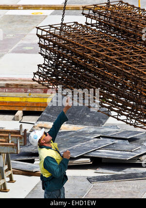 (150312) -- SYDNEY, 12 mars 2015 (Xinhua) -- un homme travaille sur un site de construction à Sydney, Australie, le 12 mars 2015. Australian le chômage a diminué de 6,3 pour cent inférieur en février avec plus de 15 600 nouveaux emplois ajoutés à l'économie, de l'Australian Bureau of Statistics (ABS) a annoncé jeudi. (Xinhua/Jin Linpeng) Banque D'Images