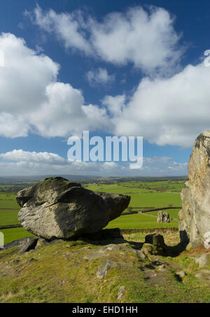 Almscliffe Crag millstone Grit promontoire rocheux au Nord Rigton, près de Harrogate. Banque D'Images