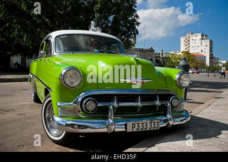 Vue de près horizontale un vintage voiture américaine à Cuba. Banque D'Images