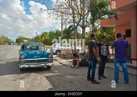 Vue horizontale de personnes dans une station-service à Cuba. Banque D'Images