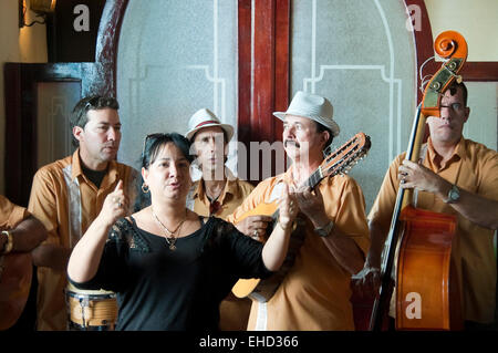 Vue horizontale d'un groupe de salsa jouant dans un café à Cuba. Banque D'Images