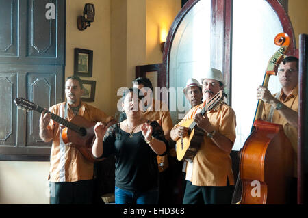 Vue horizontale d'un groupe de salsa jouant dans un café à Cuba. Banque D'Images