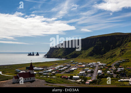 Le village de Vík í Mýrdal Islande. Saillie de Reynisdrangar de la mer par la côte. Banque D'Images