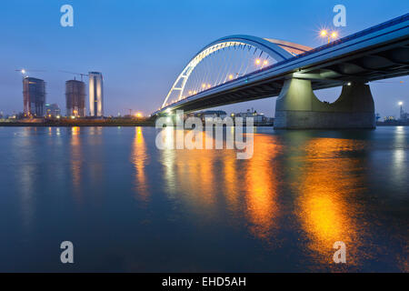 Pont Apollo et les tours d'habitation à Bratislava, Slovaquie. Banque D'Images