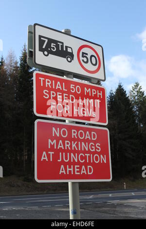 50 mph limite de vitesse des poids lourds sur l'A9 signe l'Écosse en mars 2015 Banque D'Images