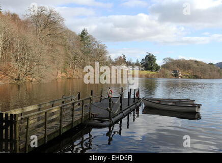 Bateaux amarrés au quai sur le loch faskally pitlochry scotland mars 2015 Banque D'Images