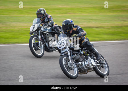 Beau Beaton sur la 1950 Vincent Rapide faites glisser le passé 1953 Norton Manx. Barry Sheene Memorial Trophy. Goodwood Revival, Sussex. Banque D'Images