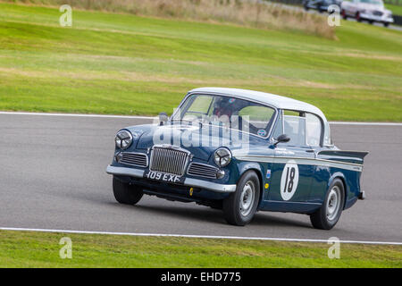 1959 Sunbeam Rapier avec chauffeur Michael Peet. La course pour le trophée, 2014 Goodwood Revival, Sussex, UK. Banque D'Images