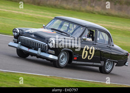 Gaz 1959 Volga M21 avec chauffeur Roger Wills. La course pour le trophée, 2014 Goodwood Revival, Sussex, UK. Banque D'Images