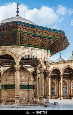 L'ablution en fontaine dans la cour de la grande mosquée de Mohammed Ali Pasha ou mosquée de La Citadelle du Caire. Banque D'Images