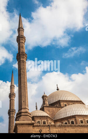Les dômes et les minarets de la grande mosquée de Mohammed Ali Pasha ou mosquée de La Citadelle du Caire. Banque D'Images