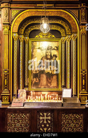 Petit sanctuaire de la Vierge Marie dans l'Église suspendue dans le quartier copte du vieux Caire. Banque D'Images