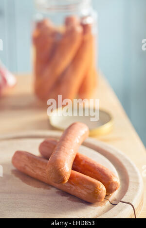 Saucisses savoureuses sur table de cuisine Banque D'Images