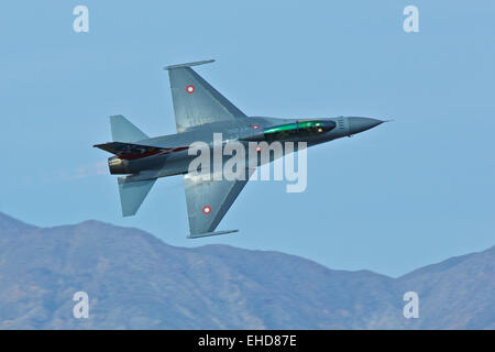 La Photo en gros plan d'un Royal Danish Air Force F-16 Fighting Falcon Jet de combat, dispositif de postcombustion allumée, dans la vallée de la mort en Californie. Banque D'Images