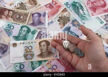 En comptant l'argent chinois (RMB) de pièces de monnaie, billets de RMB avec en arrière-plan. Concept d'entreprise. Banque D'Images