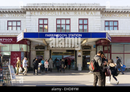 L'entrée de la station de Farringdon dans Cowcross Street, Londres. Banque D'Images