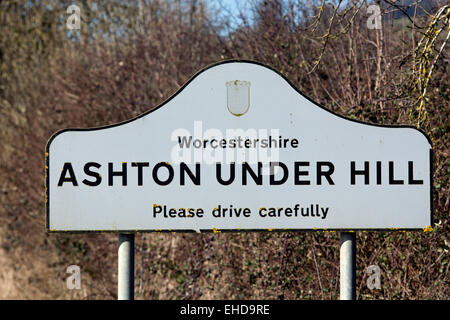 En vertu de l'Ashton Hill village signe, Worcestershire, Angleterre, RU Banque D'Images