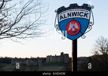 Ville d'Alnwick signe devant le château. Alnwick, Northumberland, Angleterre Banque D'Images