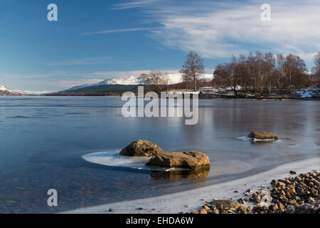 Bloqué sur la rive du Loch Rannoch belle crisp winters day Banque D'Images