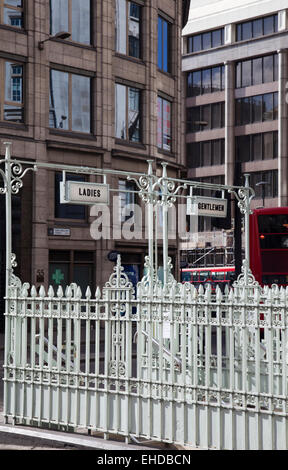 Mesdames et Messieurs du public Toilettes dans la ville de London EC3- UK Banque D'Images