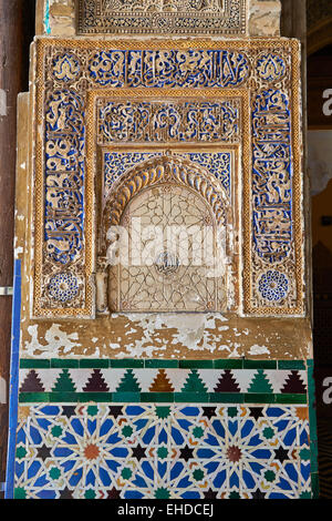 Détail de l'Arabesque style mudéjar, travaux de plâtre Patio de las Apartment Doncellas (Cour du Maidens) Alcazar de Séville, Espagne Banque D'Images