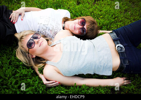 Deux filles en porter lunettes on Green grass Banque D'Images