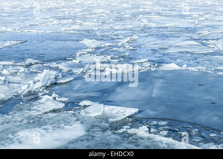 Des fragments de glace recouverte d'afficher sur le fleuve gelé de l'eau. Fond naturel bleu foncé Banque D'Images