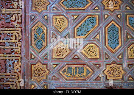 Détail de l'Arabesque style mudéjar, travaux de plâtre Patio de las Apartment Doncellas (Cour du Maidens) Alcazar de Séville, Espagne Banque D'Images